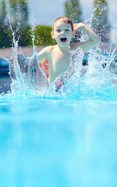 Enfant jouant dans une piscine