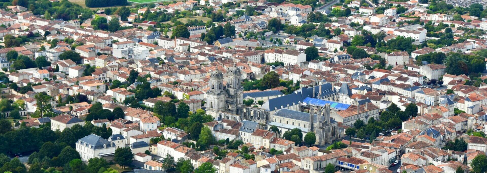 Vue aérienne de Saint-Jean d'Angély - ©FDHPA 17