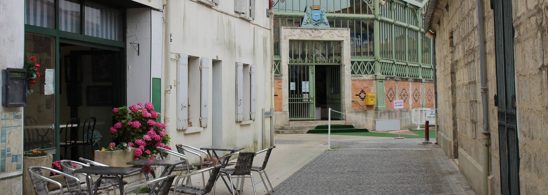 La halle du marché et le centre-ville de Marans - ©P.Migaud / FDHPA17