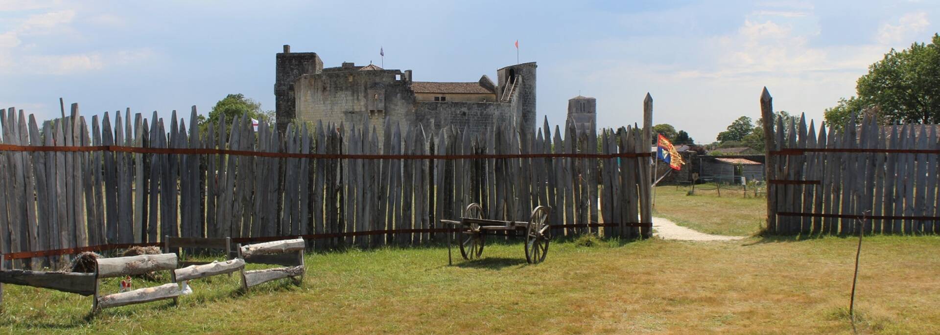 Intérieur de la motte castrale au château fort de Saint-Jean d'Angle - ©P.Migaud / FDHPA17