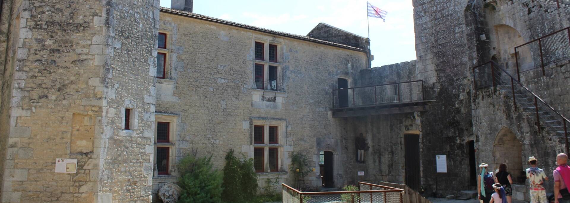 Cour intérieur du château fort de Saint-Jean d'Angle - ©P.Migaud / FDHPA17