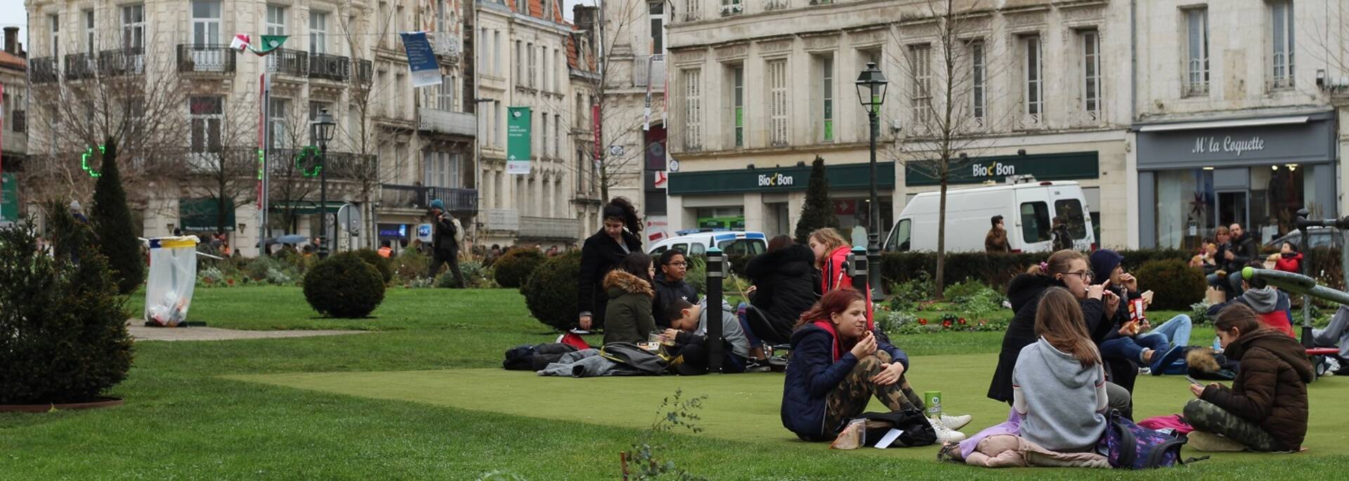 Pause autour de l'Hôtel de Ville d'Angoulême - ©P.Migaud / FDHPA 17