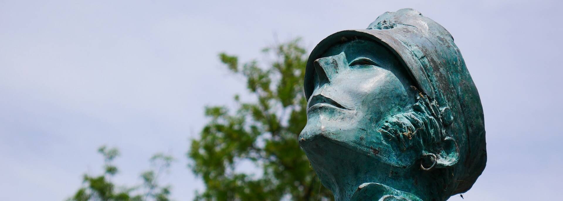 La statue de Corto Maltese à Angoulême - ©P.Migaud / FDHPA17