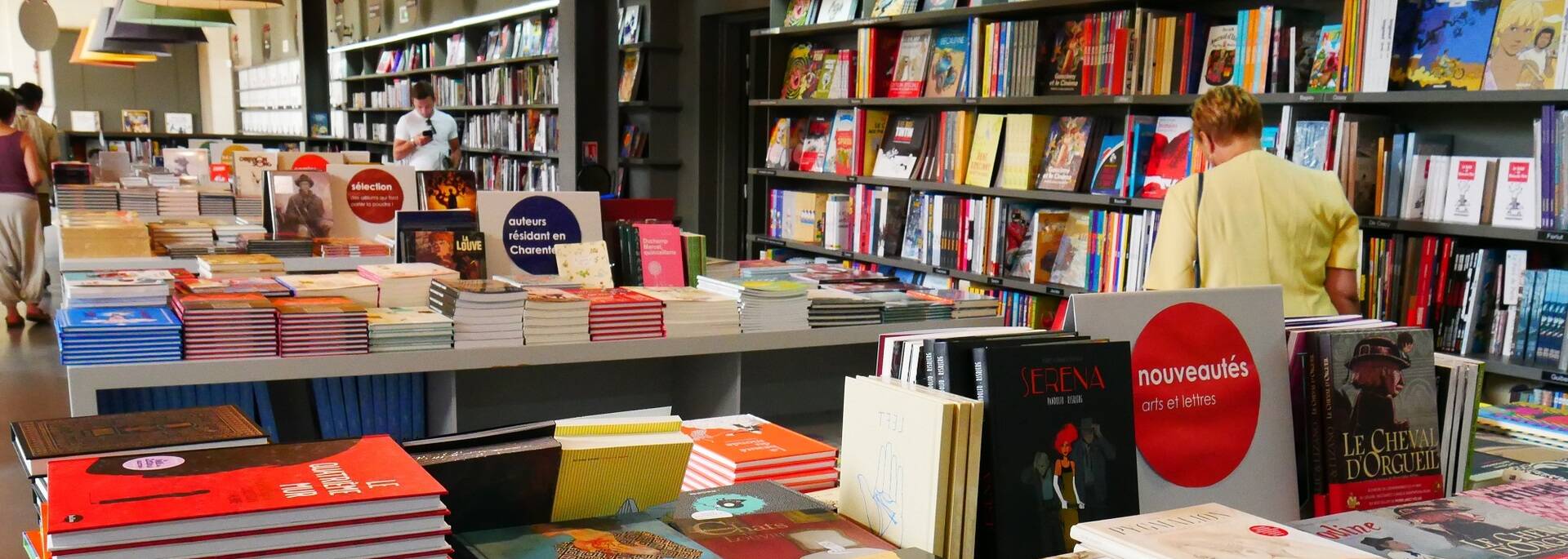 La librairie et ses 30 000 références - ©P.Migaud / FDHPA17