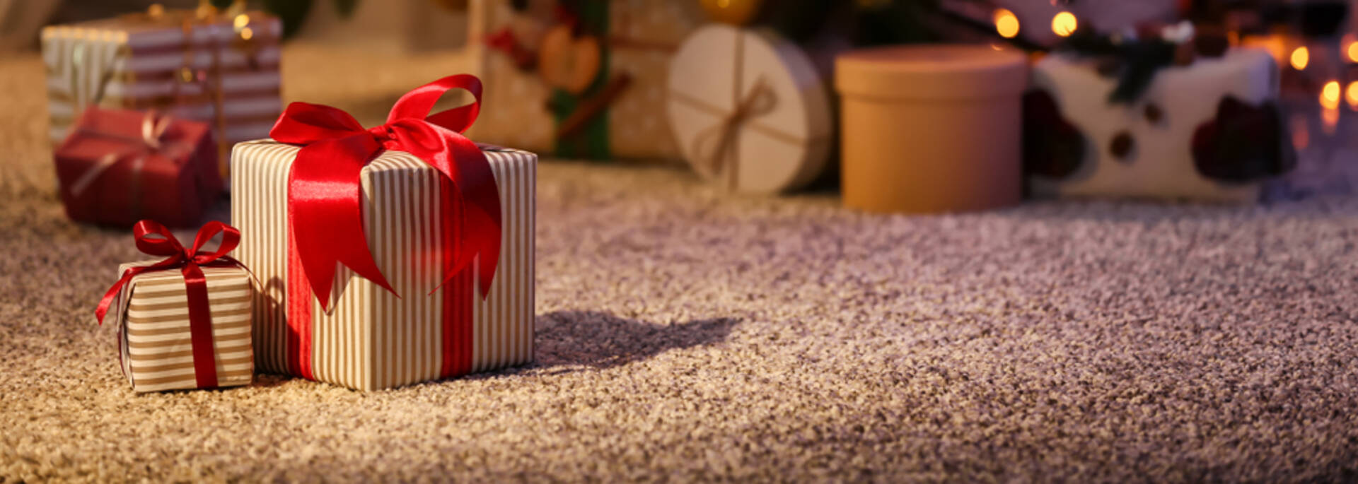 Cadeaux au pied du sapin ©shutterstock