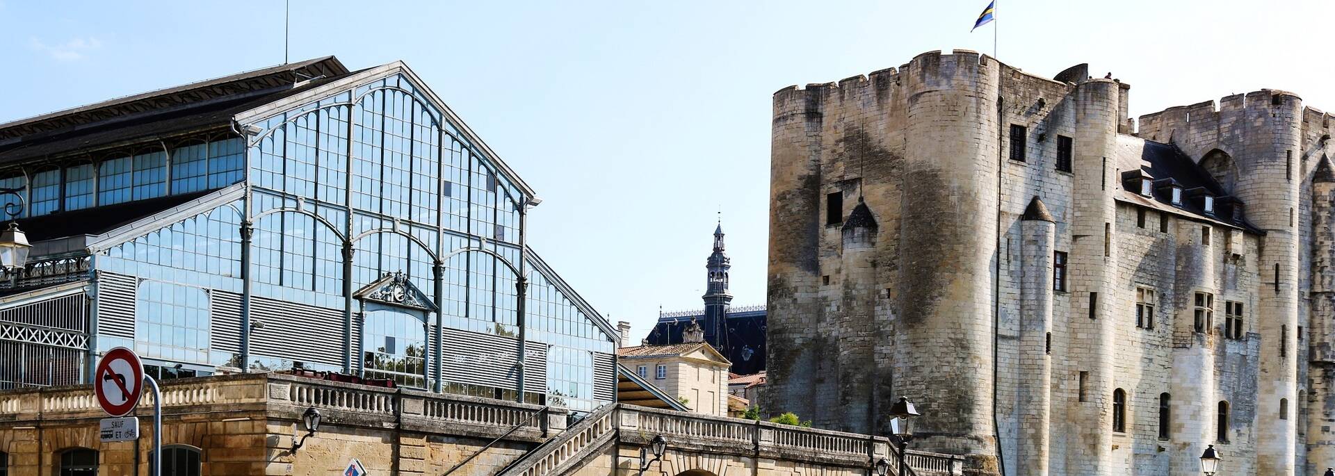 Les Halles et le Donjon de Niort - ©Shutterstock