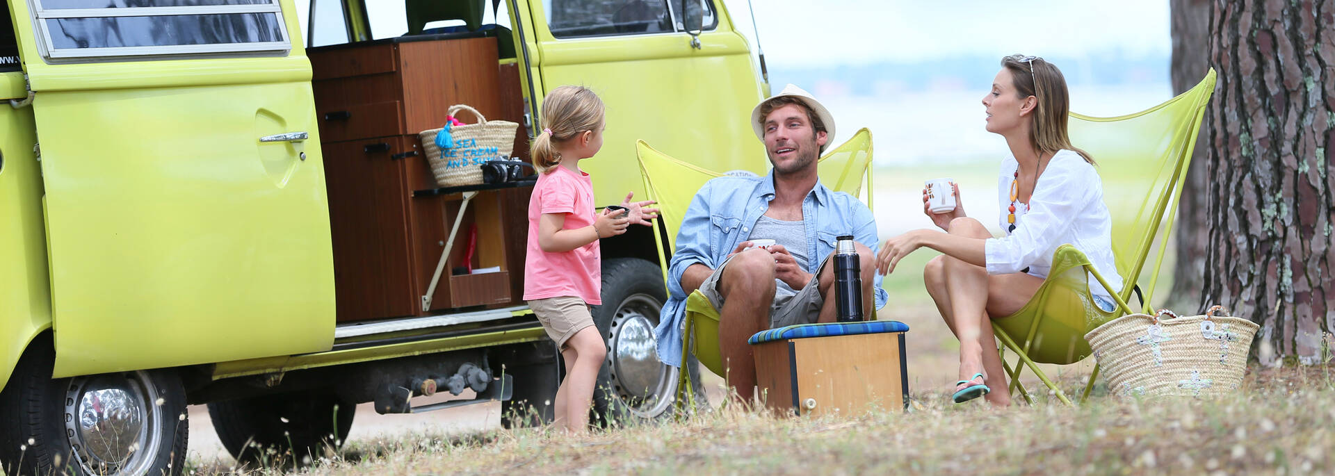 Famille avec van dans un camping - ©Shutterstock