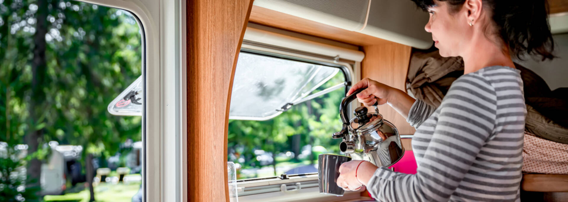 Femme dans un camping-car - ©Shutterstock