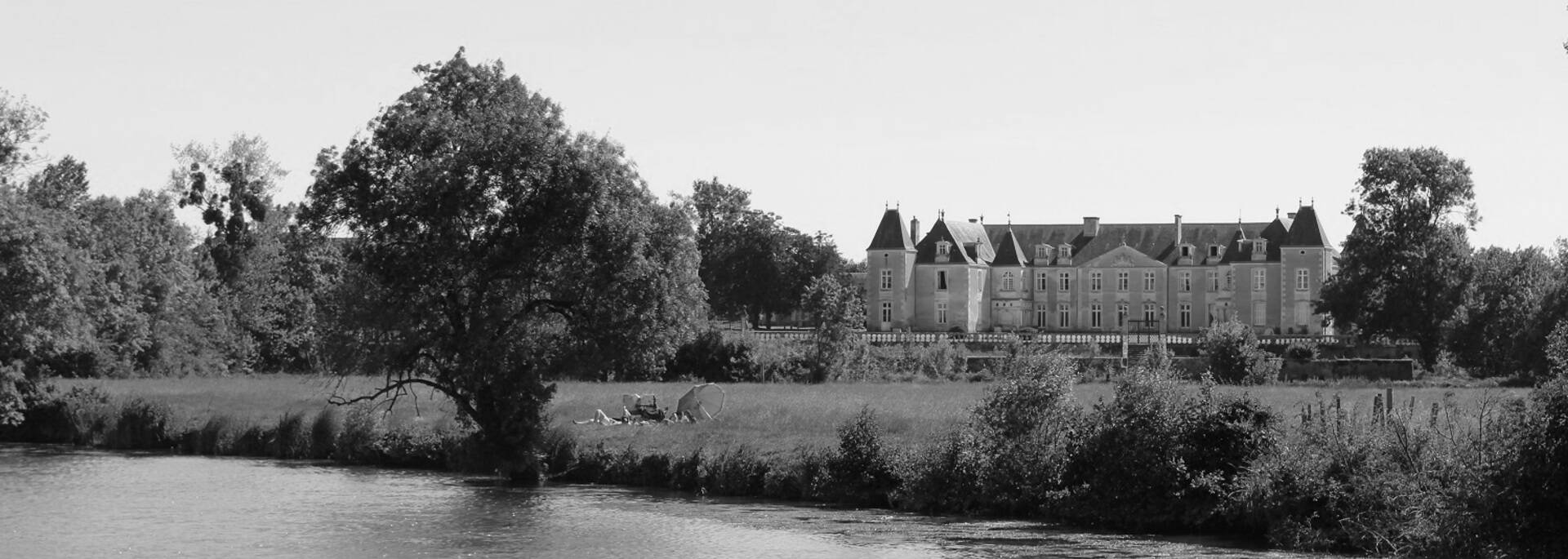 Château de Panloy vu de la Charente - © P.Migaud / FDHPA17