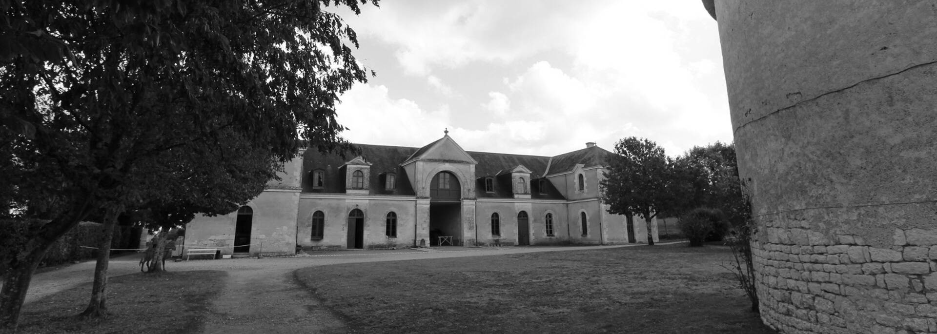 Pigeonnier et écurie du château de Panloy - © P.Migaud / FDHPA17