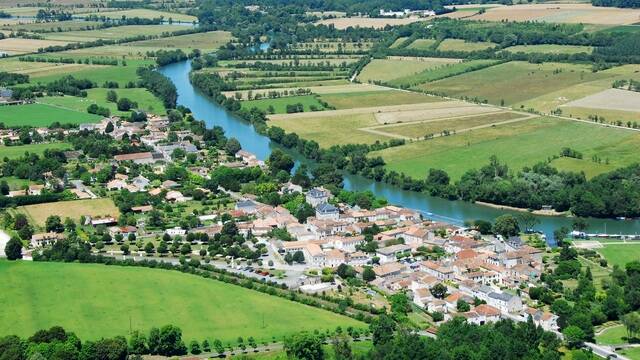 Vue aérienne de la Charente au niveau de Port d'Envaux - ©FDHPA17