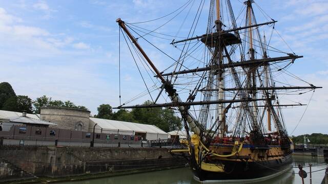 Vue de l'Hermione dans sa forme de radoub