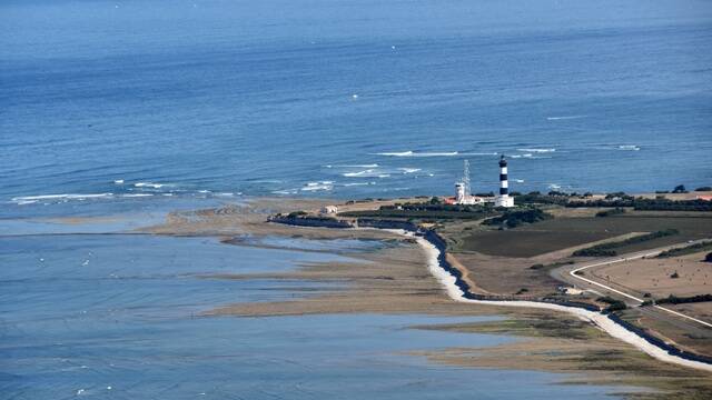 Vue aérienne du phare de Chassiron - ©FDHPA17