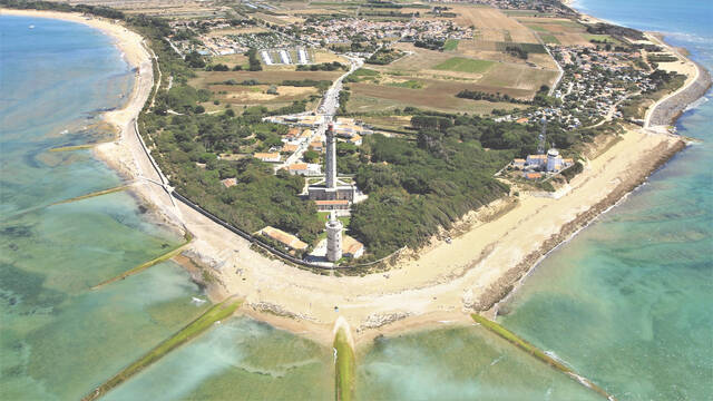 Vue aérienne du phare des baleines - ©P.Laplace 