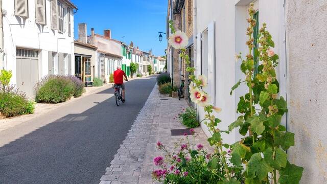 Rue pittoresque d'Ars en Ré - ©Shutterstock