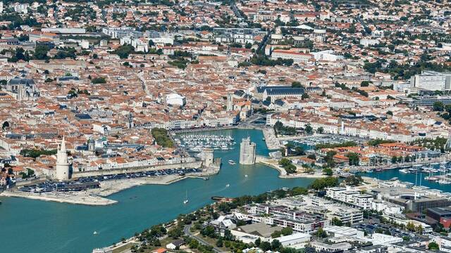 Les deux tours du Vieux-Port de La Rochelle vues du ciel ©Philippe Laplace