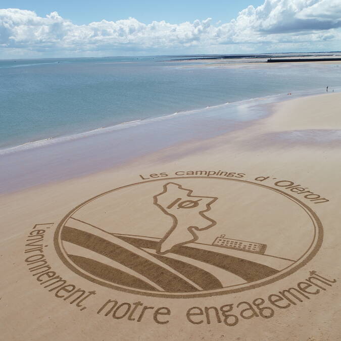 Fresque sur le sable par l'artiste Jben beach art © AOHPA