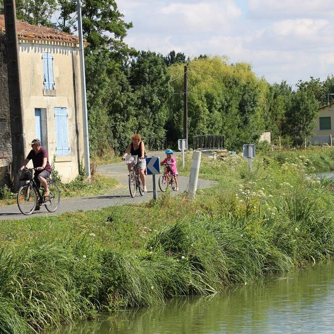 Balade à vélo dans le Marais poitevin - ©S.Nadouce / Charentes Tourisme