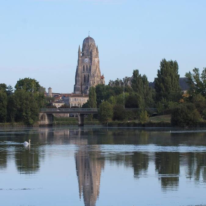 Vue sur la Cathédrale Saint-Pierre de Saintes - ©S.Nadouce / Charentes Tourisme