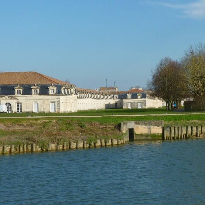 Les bords de la Charente près de la Corderie Royale ©FDHPA17