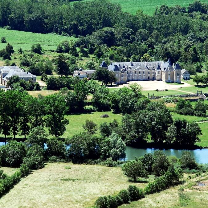 Vue aérienne du château de Panloy - ©FDHPA17