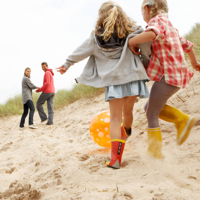 Jeux en famille sur une plage d'Oléron - ©Shutterstock